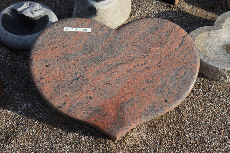Eksklusiv Multicollar fuldpoleret hjerte gravsten i varme rødlige nuancer, præsenteret af Himmerland Gravsten & Granit. | Skive.