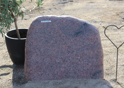 Gravsten af granit typen Vånga, stenen bære granitens rødlige nuancer. | Nibe.