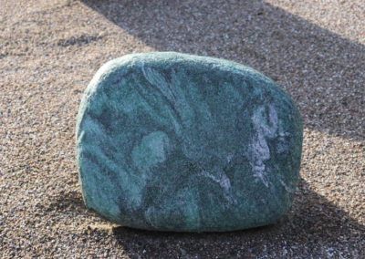 Unik urnesten af Masi natur med grønne nuancer, præsenteret af Himmerland Gravsten & Granit | Suldrup.