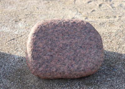 Unik urnesten i rødlige nuancer af Vaanga natur, præsenteret af Himmerland Gravsten & Granit. | Støvring.