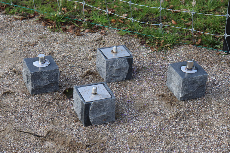 Olielamper udformet i fin granit. | Farsø.